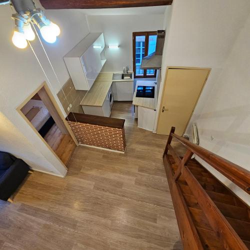 - une vue sur la cuisine et les escaliers dans une maison dans l'établissement Charmes & Confort hypercentre Verdun entre Montauban et Toulouse, à Verdun-sur-Garonne