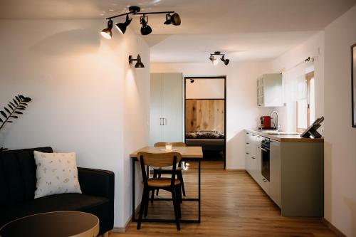 un piccolo appartamento con tavolo e cucina di Finca Kathinka a Großklein