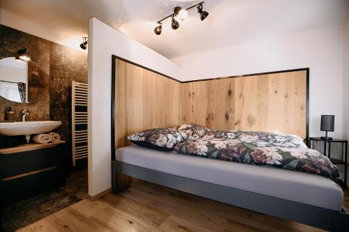 een slaapkamer met een bed en een wastafel bij Finca Kathinka in Großklein
