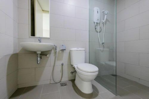 uma casa de banho com um chuveiro, um WC e um lavatório. em Nadayu 63 A Retreat Above the Rest 2905 em Kuala Lumpur