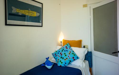 ヴェルナッツァにあるMaemuna Sea Viewのベッドルーム1室(青いベッド1台、青い枕付)