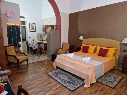 Postel nebo postele na pokoji v ubytování Casa Ròtre in the historic center of Palermo