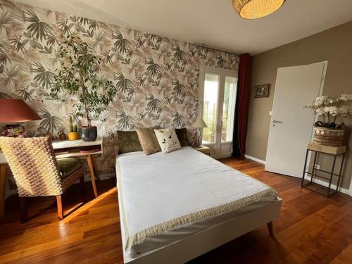 Schlafzimmer mit einem Bett und einem Tisch mit einem Schreibtisch in der Unterkunft Villa moderne in Vendargues
