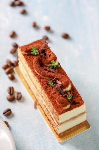 ein Stück Kuchen auf einem Tisch mit Kaffeebohnen in der Unterkunft Le Meridien Xiaojing Bay in Huizhou