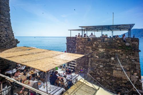 a group of people sitting on top of a building at Maemuna Sea View in Vernazza