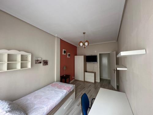 納赫拉的住宿－Apartamento en el Centro Histórico de Nájera，一间小卧室,配有一张床和一张桌子