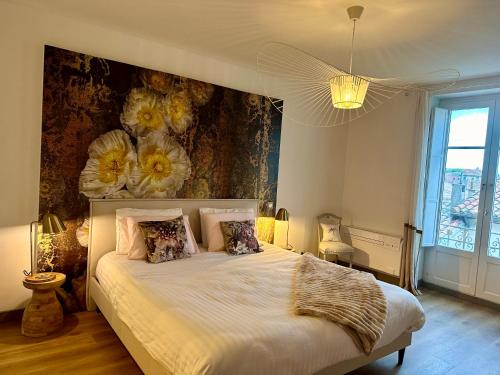 um quarto com uma cama grande com flores na parede em Coural' Chic em Narbona