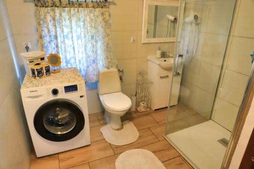 a bathroom with a washing machine and a shower at Dom na wsi u Kasi Hajnówka NA WYŁĄCZNOŚĆ 