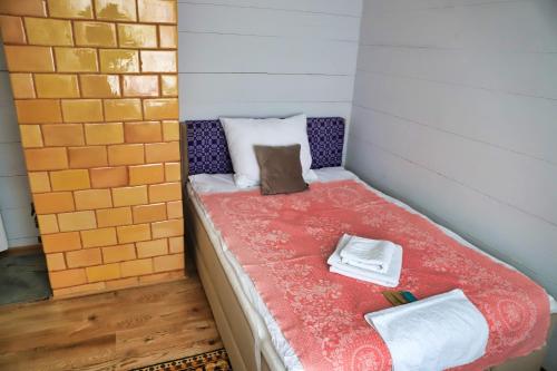 a small room with a bed in a brick wall at Dom na wsi u Kasi Hajnówka NA WYŁĄCZNOŚĆ 
