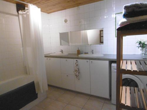 a bathroom with two sinks and a bath tub at Maison Cosy et Conviviale, Le B7 in Besset