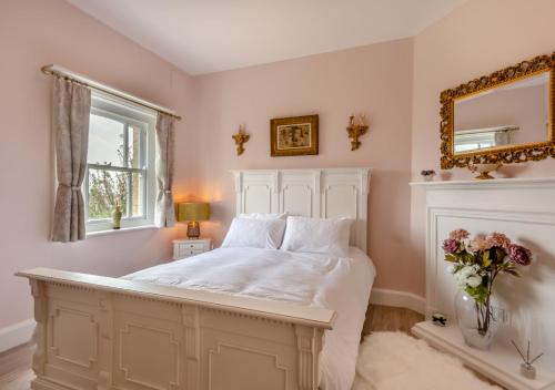 Кровать или кровати в номере Botanical Suite - Crimplesham Hall