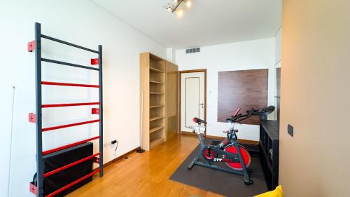 um quarto com um ginásio com uma scooter em Luxury Majestic Penthouse Apartment em Chioggia