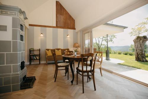 a dining room with a table and chairs and a fireplace at Casa Kathinka in Fresing