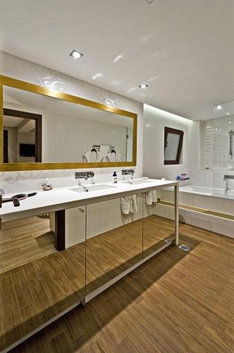 a large bathroom with two sinks and a large mirror at SAZ VILLAS in Syvota