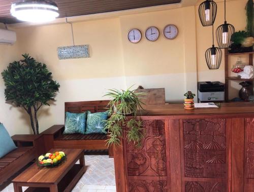 sala de estar con banco y mesa en Hotel Bom Amigo, en Inhambane