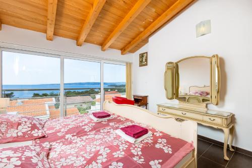 un dormitorio con una cama y un espejo en VB Jelčić Krk, en Krk