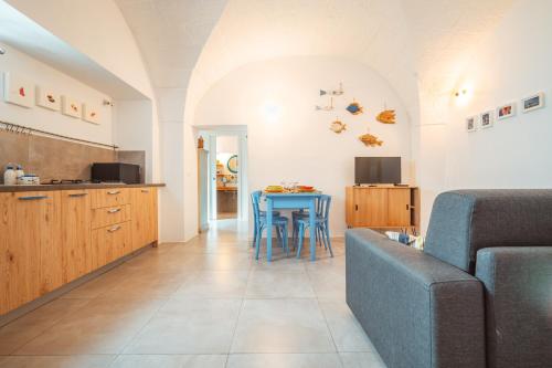 a living room with a couch and a table at Poseidonia - Housea in Polignano a Mare