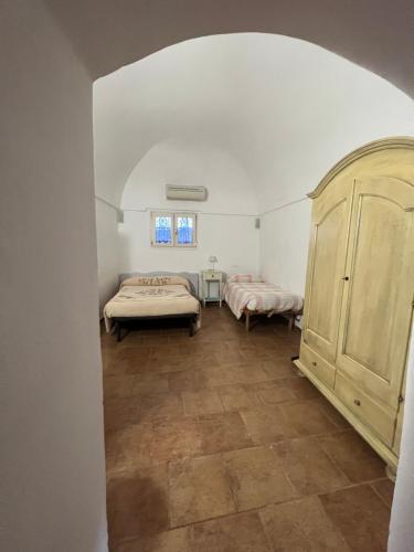 um quarto com duas camas e uma cómoda em Trullo House em Locorotondo