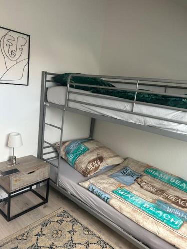 Crazy Home في هوكلهوفن: غرفة نوم بسريرين بطابقين وطاولة