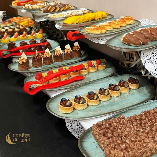 a display of different types of desserts on plates at Le Reve Hotel إحدى فنادق مجموعة لوريف By Le Reve Company in Taif
