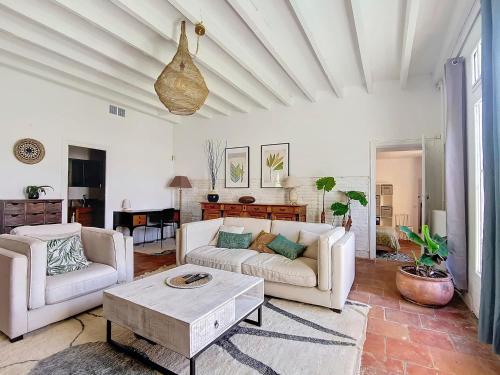a living room with two couches and a coffee table at Le Relais de Fleyres - Gîte Authentique avec Jardin, Parking et Wifi in Toulouse