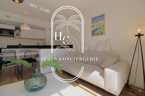 un salon avec un canapé blanc et une table dans l'établissement Les Terrasses du Niel Giens By HC, à Hyères