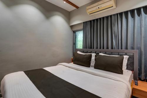 מיטה או מיטות בחדר ב-Collection O Hotel Relax Inn