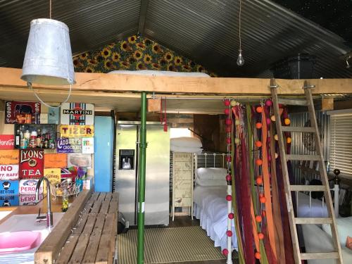 um quarto com um beliche e esquis em The Wackery at Prestwick Oak - Shabby Chic Rural Kingsize Quirk - Sleeps 2 em Chiddingfold