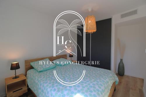 une chambre avec un lit avec un panneau dessus dans l'établissement Les Terrasses du Niel Giens By HC, à Hyères