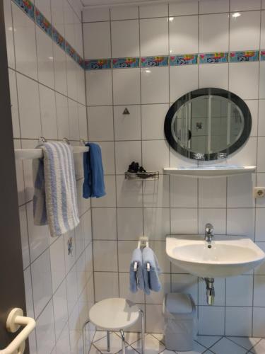 a bathroom with a sink and a mirror at Ferienwohnung Rockenbach in Pünderich