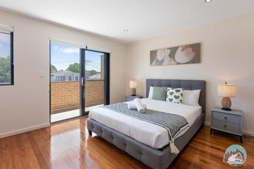 En eller flere senger på et rom på Aircabin - Eastwood - Luxury - 4 Bedrooms House