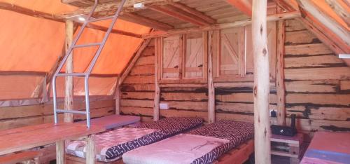 Habitación con 2 literas y escalera. en Elwai centre Safari Tent, en Heni Village
