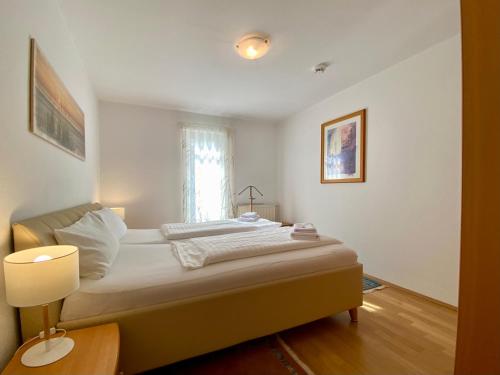Schlafzimmer mit einem großen Bett und einem Fenster in der Unterkunft Residenz Bleichröder - Ferienwohnung 12 in Heringsdorf