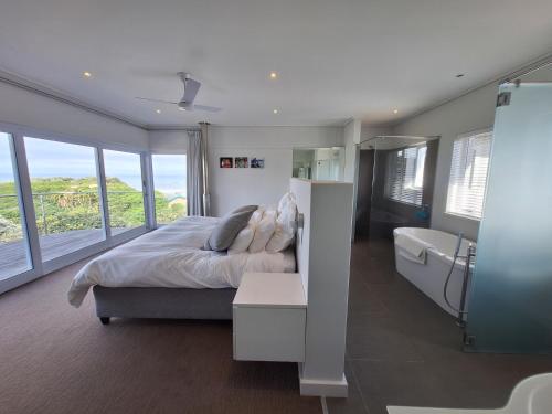 阿尔弗雷德港Seaside Beach House with Pool & Invertor的一间带床、浴缸和水槽的卧室