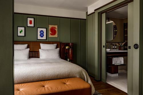 Ένα ή περισσότερα κρεβάτια σε δωμάτιο στο Norman Paris Hôtel & Spa