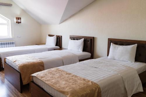 Кровать или кровати в номере TOURIST INN hotel