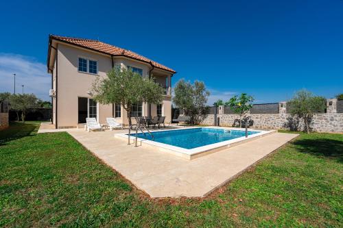 una casa con piscina en un patio en Villa Stemi, en Tivat