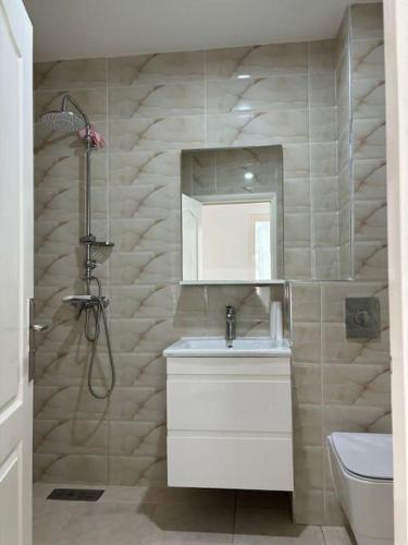 bagno con lavandino, doccia e servizi igienici di Appartement lumineux et moderne sur Mohammedia a Mohammedia