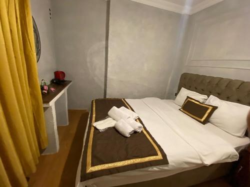 Säng eller sängar i ett rum på RAMO’S Aparatments & Suites