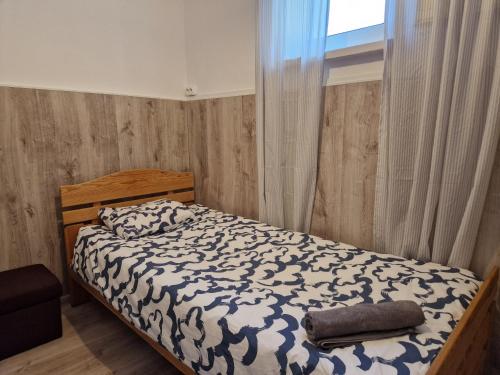 sypialnia z łóżkiem z czarno-białą kołdrą w obiekcie Zlota Sliska Pokoje Centrum w Warszawie