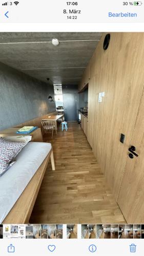 Habitación con cama y suelo de madera. en Central apartment Vesterbro, en Copenhague