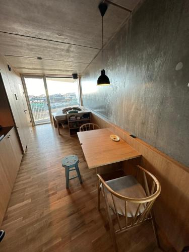 Habitación con mesa, sillas y ventana en Central apartment Vesterbro, en Copenhague