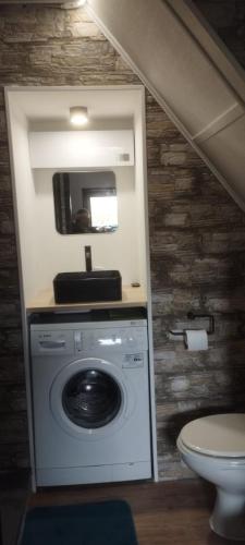 une salle de bain avec machine à laver et toilettes dans l'établissement Domaine Les Tamaris - Portes du Soleil - Villa 3 chambres avec Jardin - Climatisation - Accès Animations et Piscines inclus !, à Portiragnes