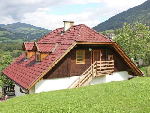 una casa con un tetto rosso in cima a una collina di Peaceful Cottage near Ski Area in Gm nd a Gmünd in Kärnten
