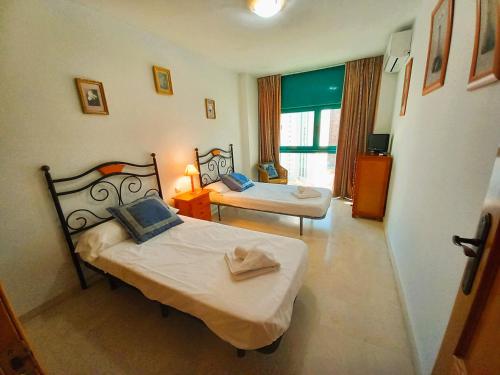 - une chambre avec 2 lits et une fenêtre dans l'établissement A3 - Atrium Beach 2 - 2004 Finestrat s.l., à La Vila Joiosa