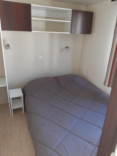 1 dormitorio pequeño con 1 cama en una habitación en Mobile home S004, en Lancieux