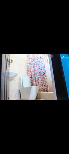 bagno con servizi igienici bianchi in camera di CIDMAT VILLA a Freetown