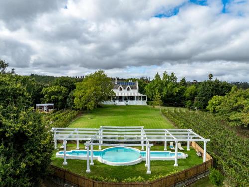 una vista aerea di una grande casa con due piscine di Caledon Grace Guesthouse a Caledon