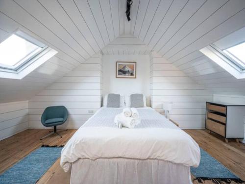 ein Schlafzimmer mit einem Bett mit zwei ausgestopften Tieren darauf in der Unterkunft Pass the Keys London Spacious Dulwich family house with Pool in London