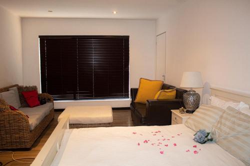 salon z łóżkiem i kanapą w obiekcie Lux Lifestyle Forte’ w mieście Johannesburg